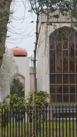 Vertikales-Video-Von-Der-Außenseite-Der-Regents-Park-Moschee-In-London,-Großbritannien-1